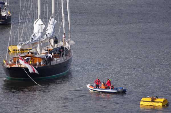 28 August 2020 - 17-00-59
Once fastened at the bow, Dart Harbour's crew attach the rear line.
---------------------------
Mooring super yacht Seabiscuit